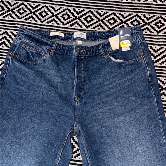 Universal Thread Women's Relaxed Blue Jeans - Picture 2 of 7